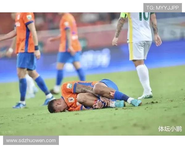 足球场上球星遭遇意外伤情瞬间 专家解析事故原因及后果